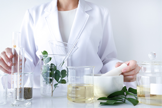 מטפלת אלטרנטיבית מרכיבה תכשיר הומאופתי